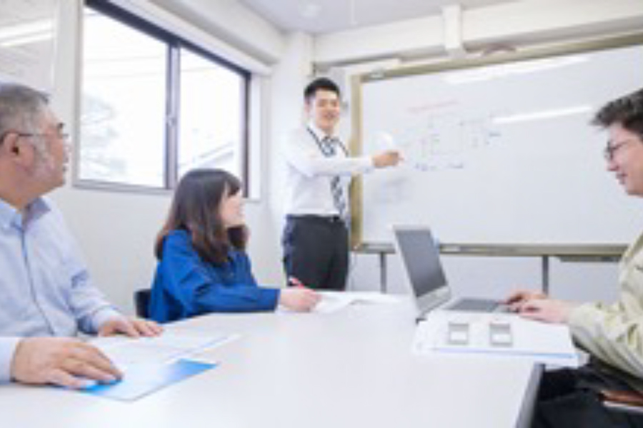 同じ部署のメンバーと営業メンバーで意見交換